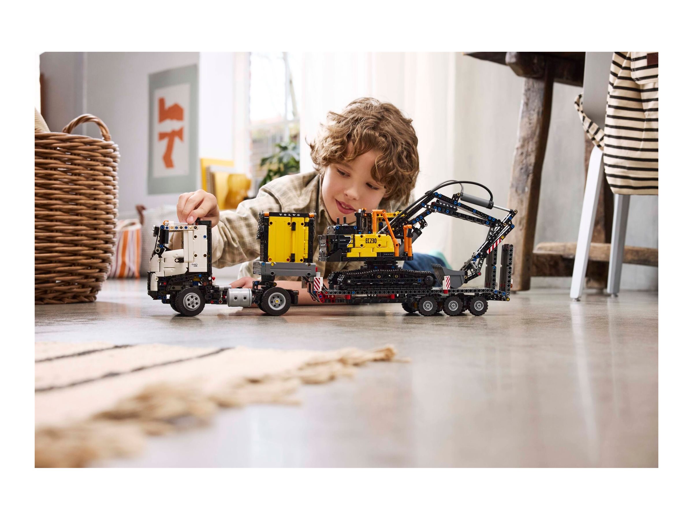 LEGO Technic - Volvo FMX Truck & EC230 Electric Excavator