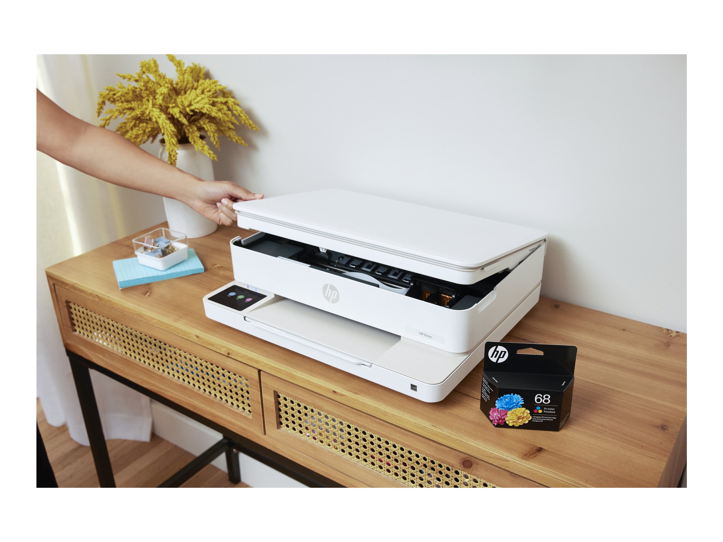 HP ENVY 6130 All-in-One multifunction printer Usage / lifestyle Front 72789