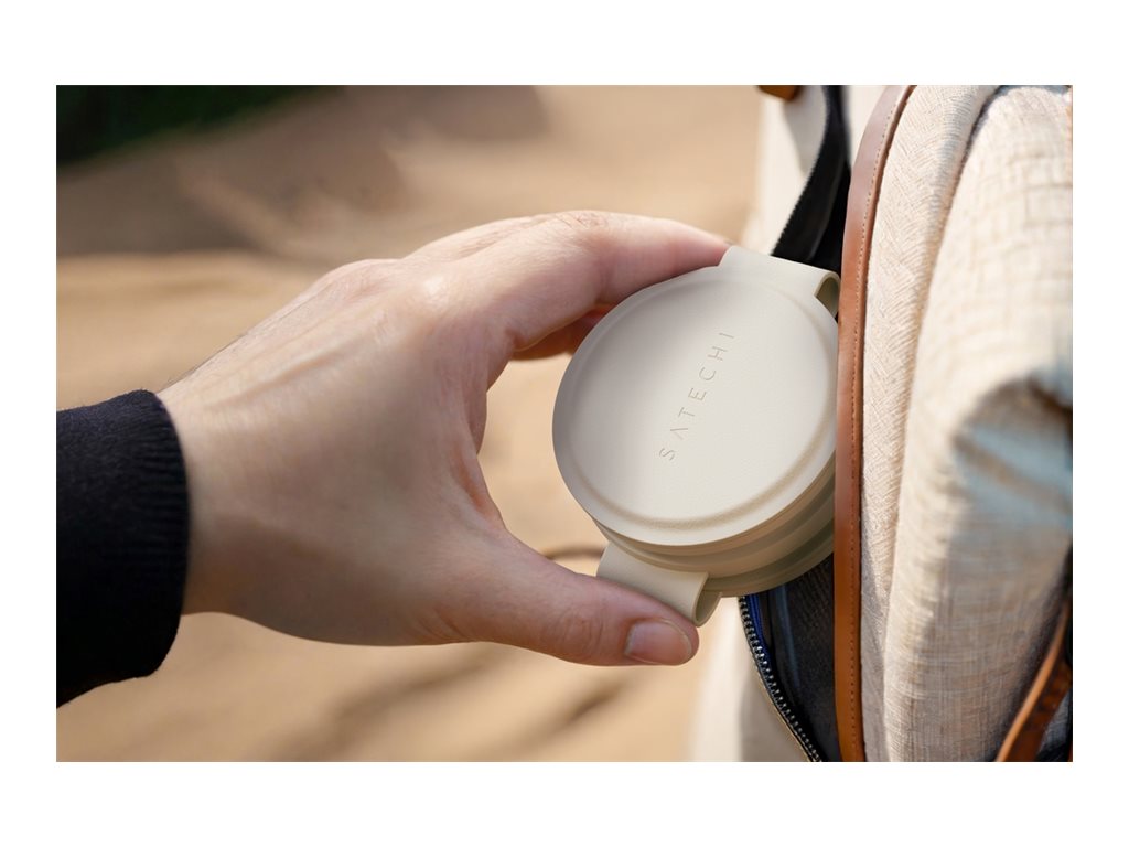 Satechi OntheGo wireless charging pad 3-in-1 15 Usage / lifestyle Left-angle 72666
