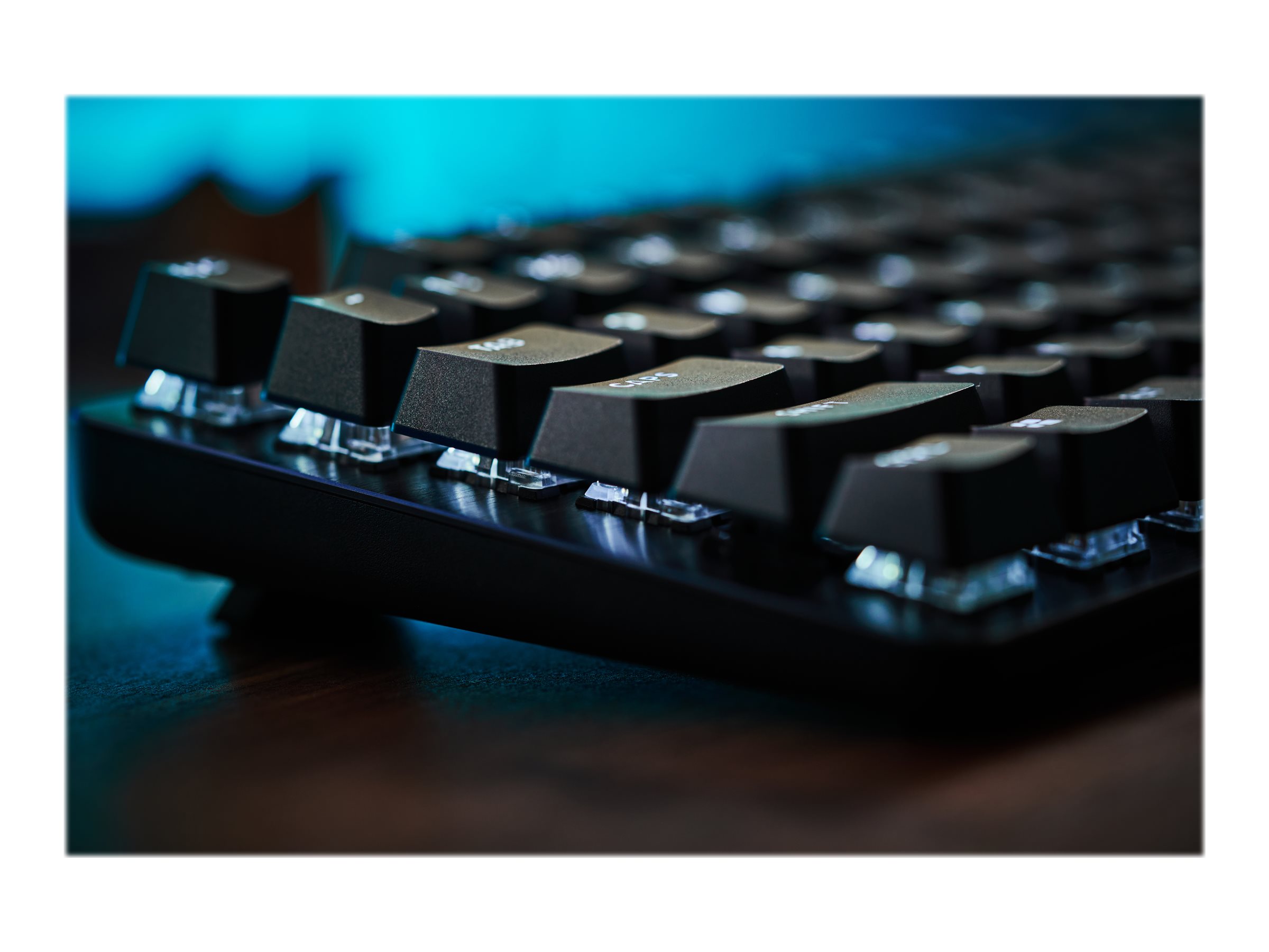 Logitech G G413 TKL SE keyboard black Input Usage / lifestyle Close-up 72142