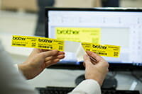 Avanceret kniv der sørger for let-aftagelige labels