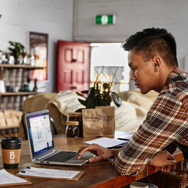 HP ProBook 445 14" G9 bærbar pc Wolf Pro Security Edition