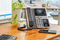 slide {0} of {1}, zoom in, Poly Edge E450 IP-telefon og PoE-aktiveret