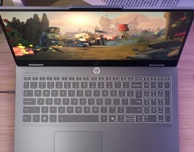 Tastatur med hvid baggrundsbelysning