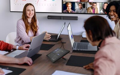 OPLEV ET AI-OPTIMERET KONFERENCERUMSSYSTEM