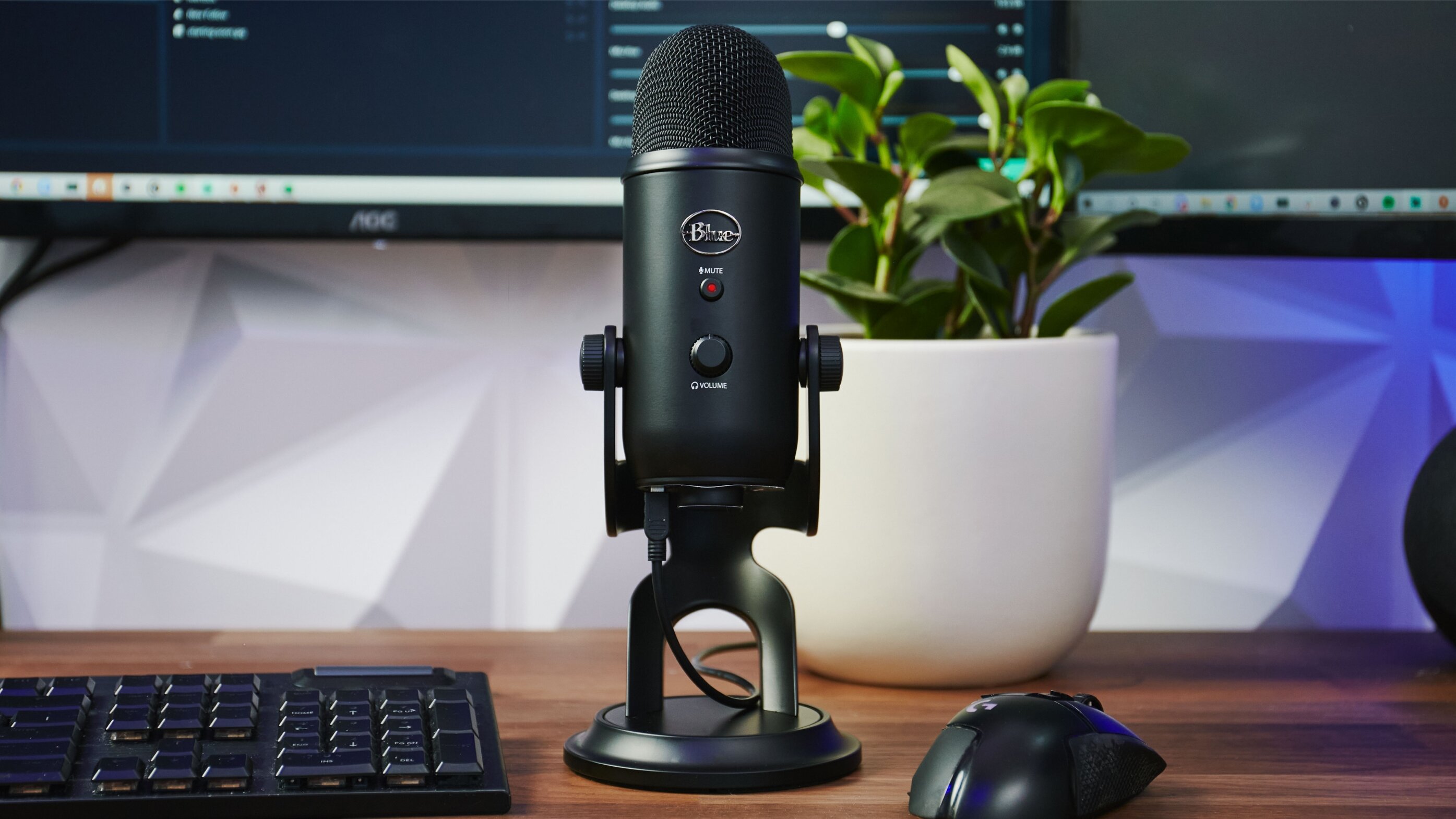  Logitech for Creators Blue Yeti USB Microphone for Gaming,  Streaming, Podcasting, Twitch, , Discord, Recording for PC and Mac,  4 Polar Patterns, Studio Quality Sound, Plug & Play-White Mist : Musical