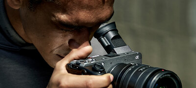Tiltable high-definition electronic viewfinder