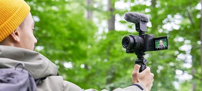 Easy vlogging with a cable-free shooting grip