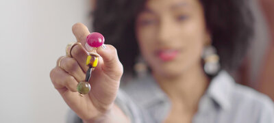 Precise focus transitions for smooth-looking product reviews