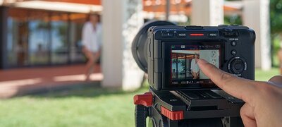 Flexible, high-resolution touch-panel LCD monitor