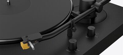 Aluminum tone arm. Accurate tracking.