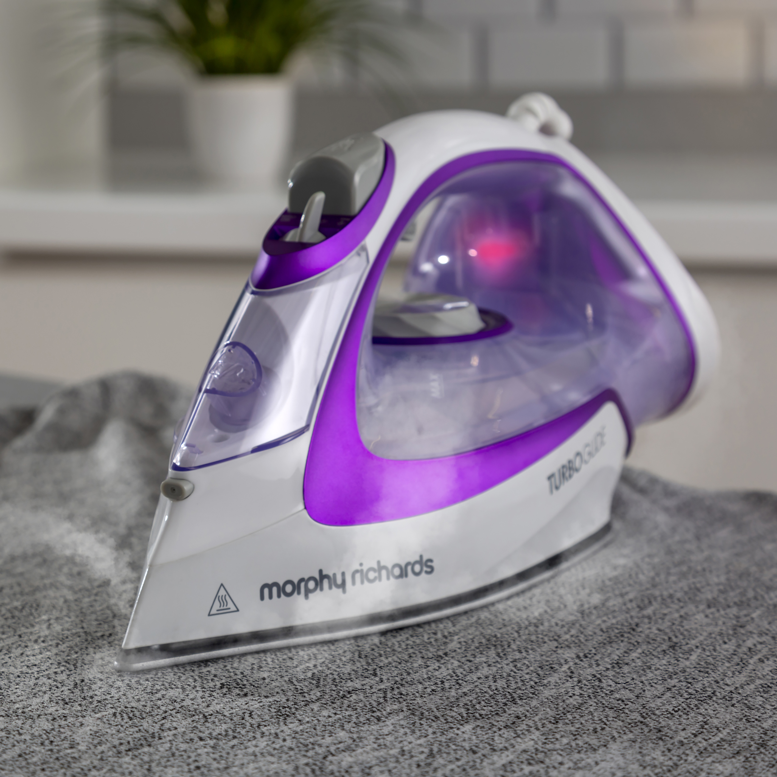 Morphy richards 302000 turbo outlet glide steam iron