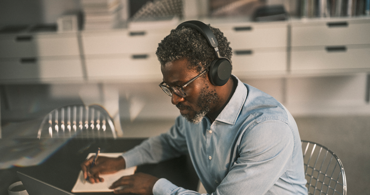 Jabra Evolve3 75 - Man wearing a headset