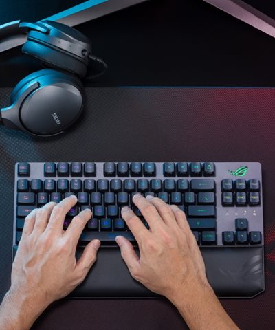 A picture showing a pair of hands using the ROG Strix Scope RX TKL Wireless Deluxe with the lower part of the hands resting on the wrist rest