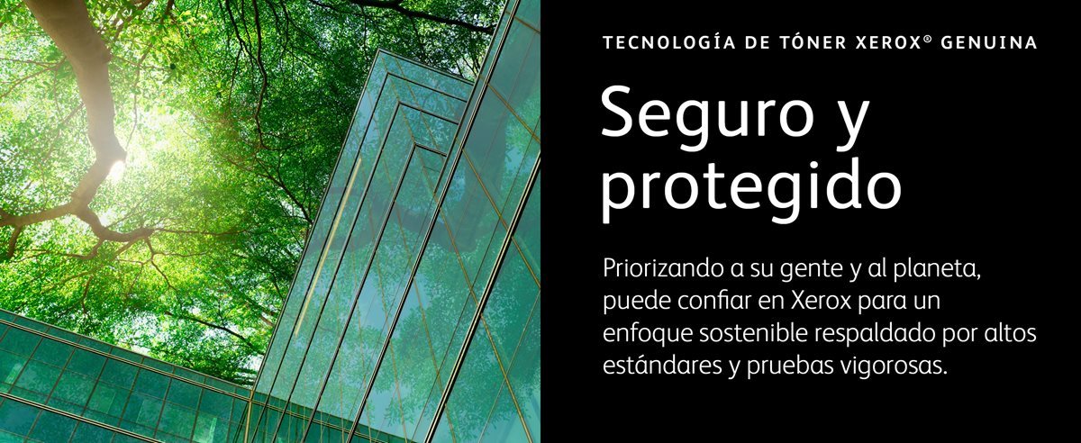 Ramas de árboles verdes con hojas y construcción de vidrio sostenible
