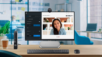 Installation af skærm og arbejdsskrivebord med en kvinde i et videoopkald