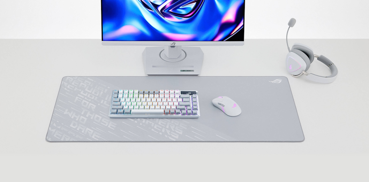 Das ROG Scabbard II Arctic Gray auf einem weißen Tisch mit einem komplett weißen Setup mit Keris II Origin, Azoth und Delta II