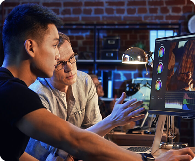 Two colorists discussing the color reproduction of ProArt Display PA32UCDM