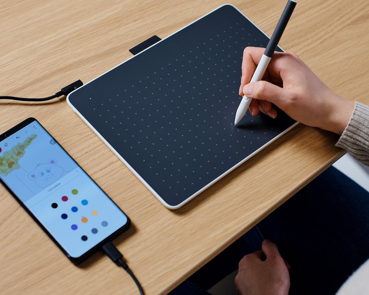 Wacom One Medium Wireless Pen Tablet for PC, Mac, Chromebook