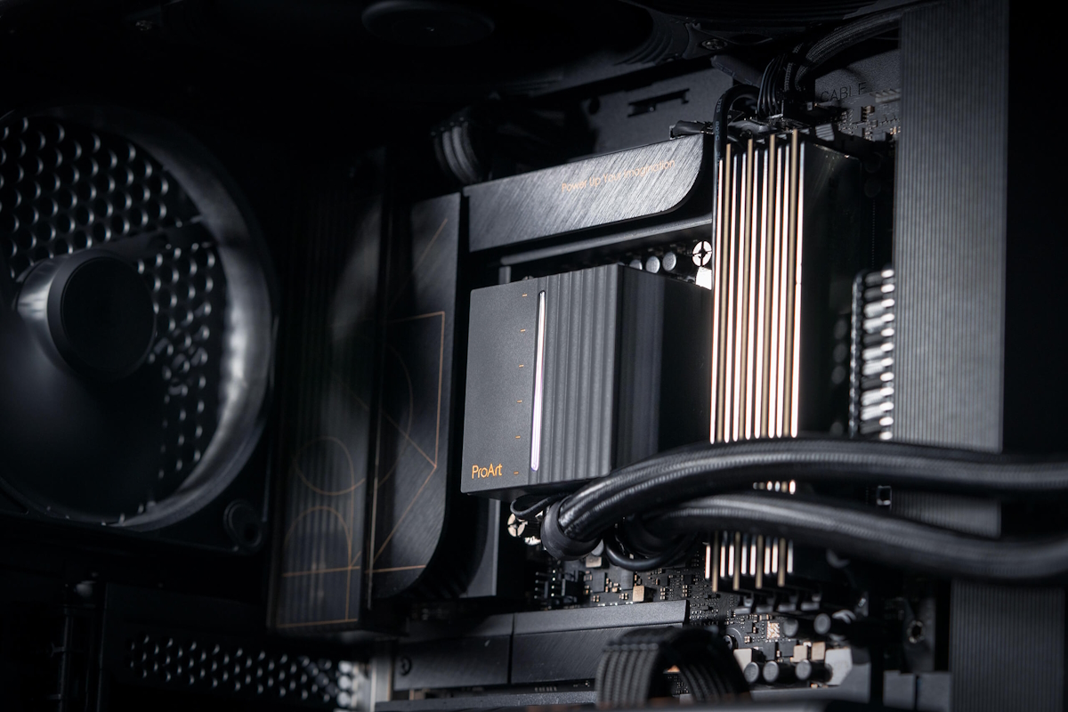Innenaufnahme der ProArt LC 360 PC Build im 45-Grad-Winkel.