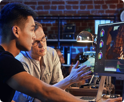 Two colorists discussing the color reproduction of ProArt Display PA27USD