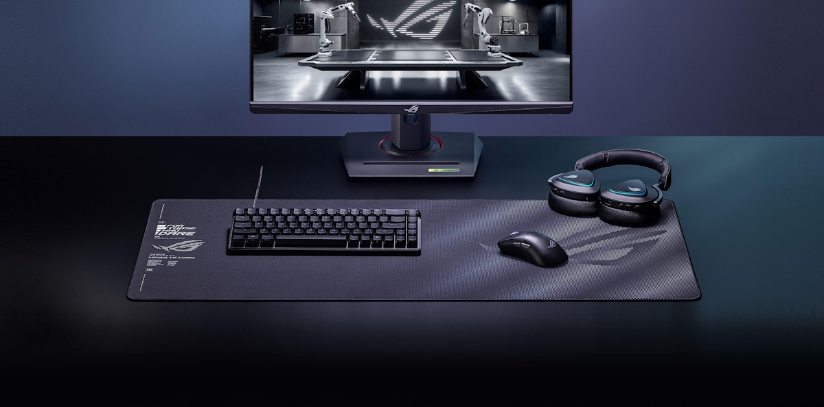 Das schwarze Sheath II XXL-Mauspad vor einem Monitor, auf dem eine Tastatur, eine Maus und ein Headset liegen
