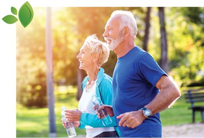 người đàn ông và phụ nữ đang chạy