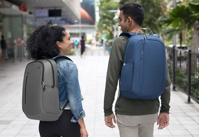 Ein Mann und eine Frau, die die Rucksäcke tragen