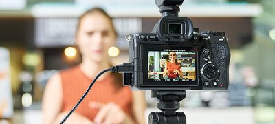 Instant real-time live streaming via USB connection