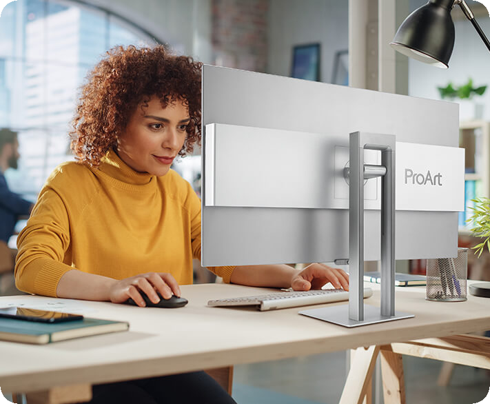 Ein Grafiker beim 3D-Rendering auf dem ProArt Display