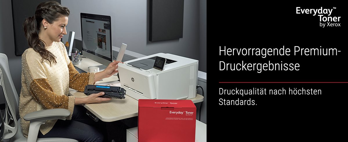 Eine Frau sitzt an einem Schreibtisch, hält eine Everyday Toner von Xerox-Kartusche in der rechten Hand und blickt auf einen HP-Drucker auf ihrem Schreibtisch.