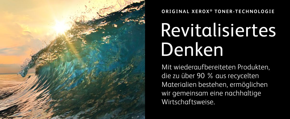 Schöne Meereswelle, die mit Tropfen und Spritzern bricht