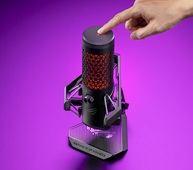Die Draufsicht auf das ROG Carnyx zeigt die One-Touch-Stummschalttaste, wenn du mit der Hand das Symbol für die Stummschaltung des Mikrofons berührst, und die RGB-Beleuchtung wird rot, um den Status der Stummschaltung anzuzeigen.