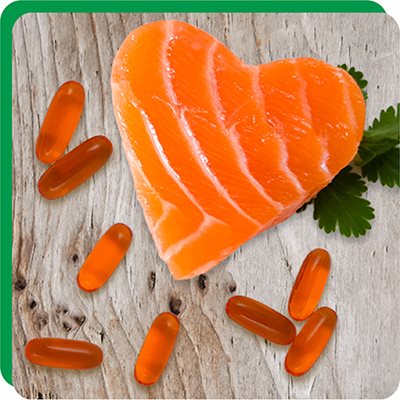Miếng phi lê cá hồi sống hình trái tim được bao quanh bởi các viên nang mềm hình chữ nhật màu hổ phách/cam của Kirkland Signature Wild Alaskan Fish Oil.