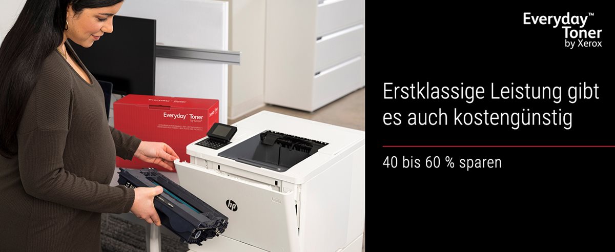 Eine schwangere Frau steht neben einem HP-Drucker und hält in ihrer rechten Hand eine Everyday Toner von Xerox-Kartusche.
