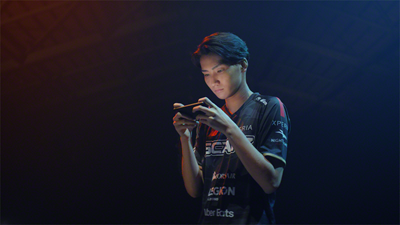 An eSports pro using the Xperia 1 IV for mobile gaming
