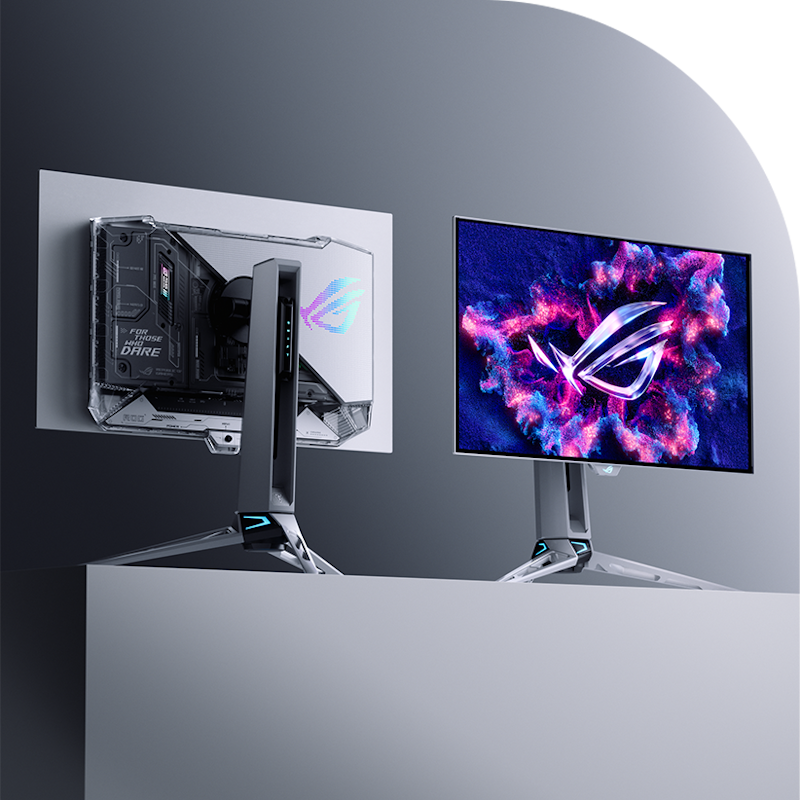Nahaufnahme von zwei ROG OLED-Gaming-Monitoren. Der eine zeigt ein leuchtenden ROG-Logo vor einem kosmischen Hintergrund, der andere seine transparente Rückseite mit sichtbaren internen Komponenten und dem ROG-Logo