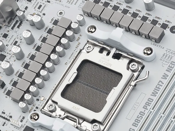 Nahaufnahme eines AM5-CPU-Sockels am TUF GAMING B850-PRO WIFI7 W NEO.