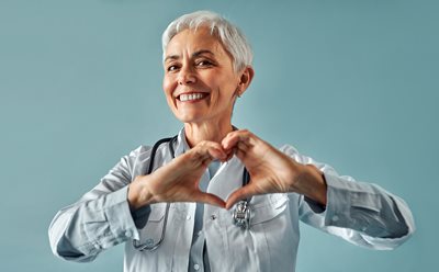 Người phụ nữ tạo hình trái tim bằng tay.