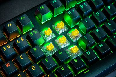 Razer BlackWidow V4 Pro - Interruptor amarillo - EE. UU.