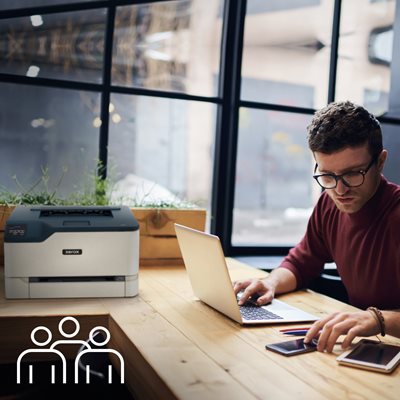 Un hombre trabaja desde su casa con una computadora portátil.