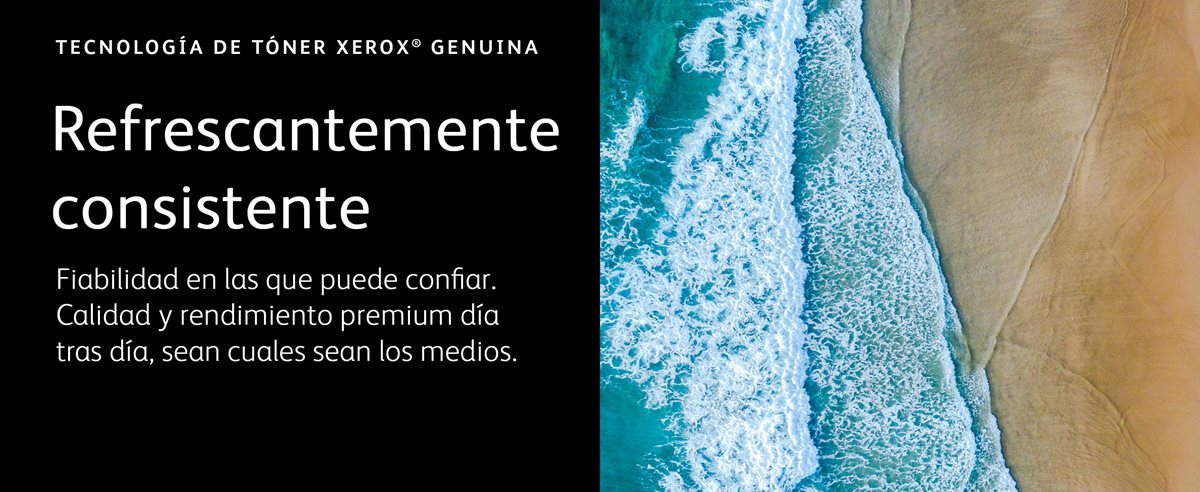 Perspectiva aérea de las olas del océano en una playa dorada bañada por el sol