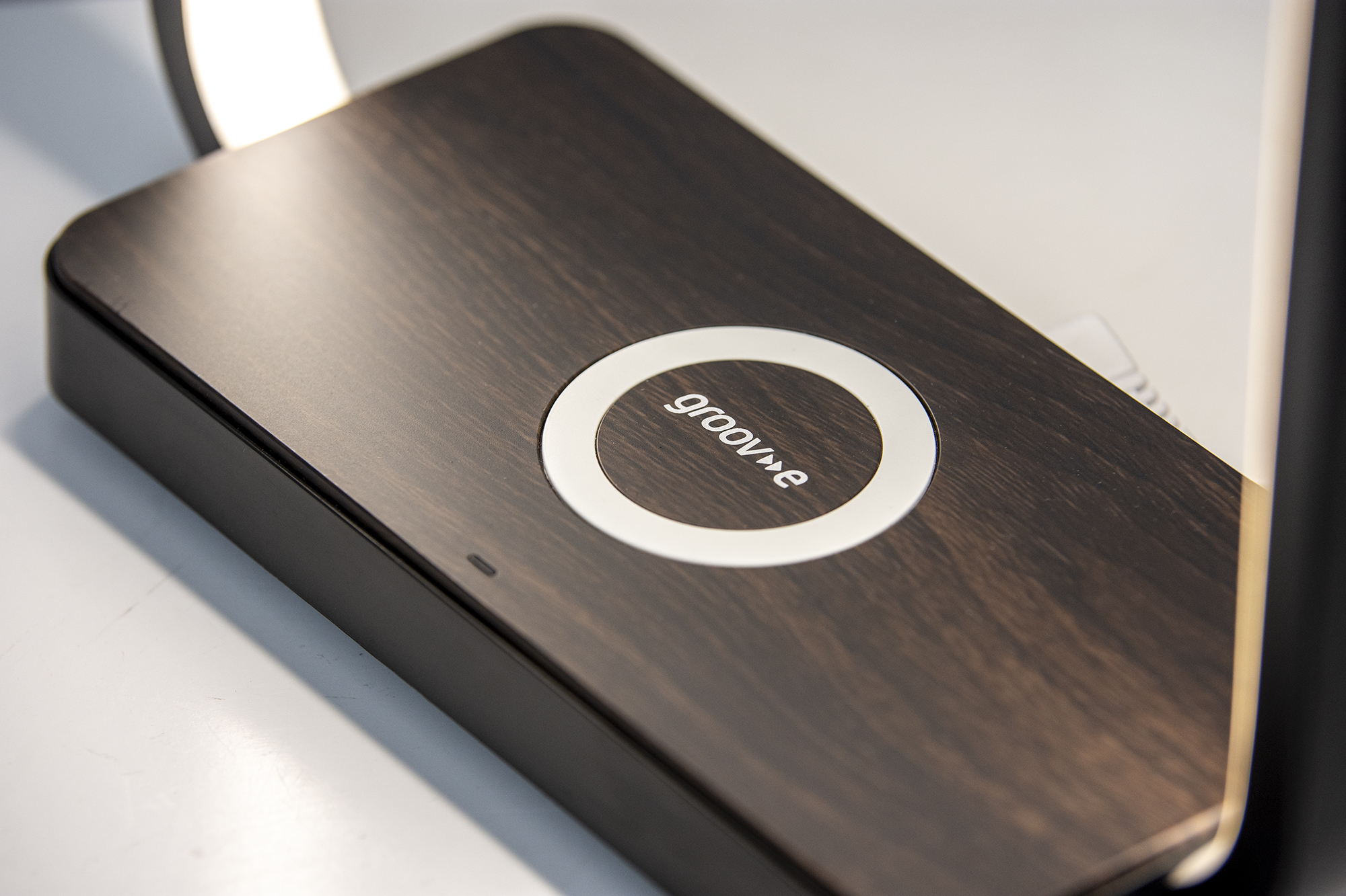 artemis groov-e wireless charger lamp