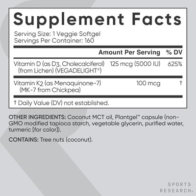 Bảng thông tin dinh dưỡng ghi: "Khẩu phần: 1 viên nang mềm chay. Số khẩu phần mỗi hộp: 160. Vitamin D (dưới dạng D3, Cholecalciferol) (từ địa y) (VEGADELIGHT) Lượng mỗi khẩu phần: 125 microgam (5000 IU) và 625% giá trị hàng ngày. Vitamin K2 (dưới dạng Menaquinone-7) (MK-7 từ đậu gà) Lượng mỗi khẩu phần là 100 microgam, không có giá trị hàng ngày được xác định. Các thành phần khác bao gồm dầu MCT dừa, viên nang Plantgel™ (tinh bột sắn biến tính không biến đổi gen, glycerin thực vật, nước tinh khiết, nghệ [tạo màu]). Chứa các loại hạt cây (dừa)."