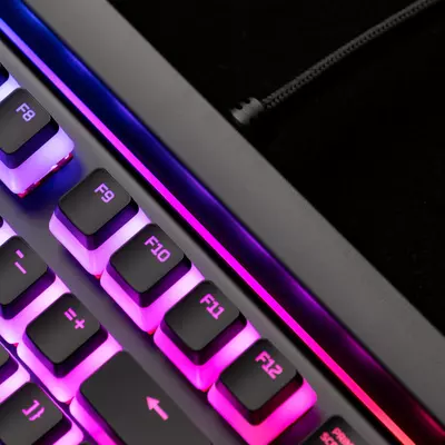 Signature light bar & dynamic RGB lighting effects