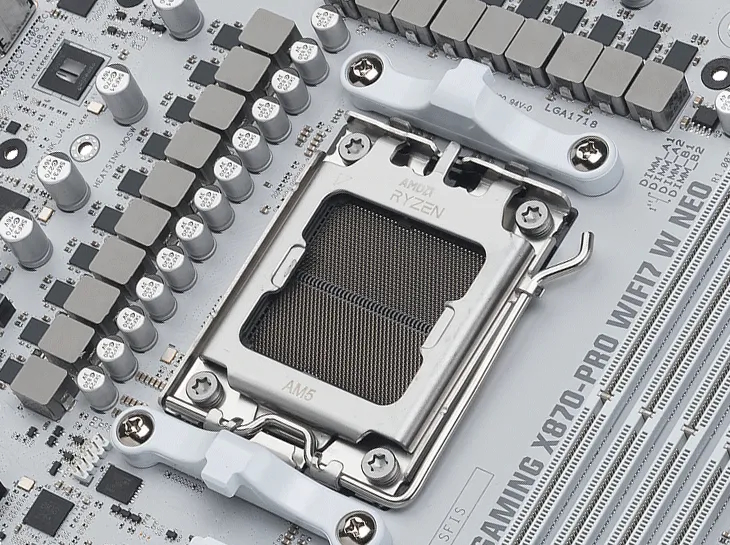 Nahaufnahme eines AM5-CPU-Sockels am TUF GAMING X870-PRO WIFI7 W NEO.