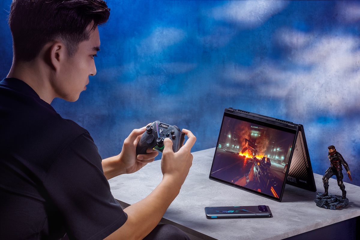 Model hold Raikiri Pro in hands to play FPS games with ROG Flow X13
