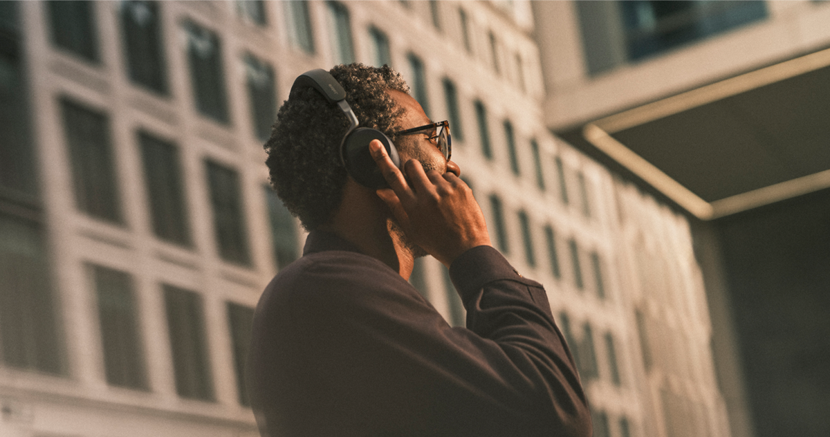 Jabra Evolve3 75 - Man answering a call