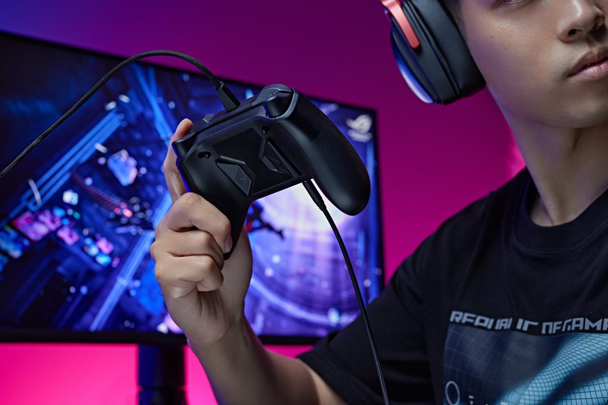 A person holding the ROG Raikiri in his right