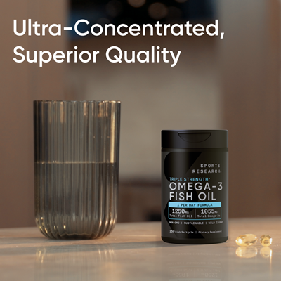 Hình ảnh một ly nước và một chai dầu cá Omega-3 cùng vài viên nang mềm đặt trên quầy. Dòng chữ ghi: "Siêu đậm đặc, chất lượng vượt trội."